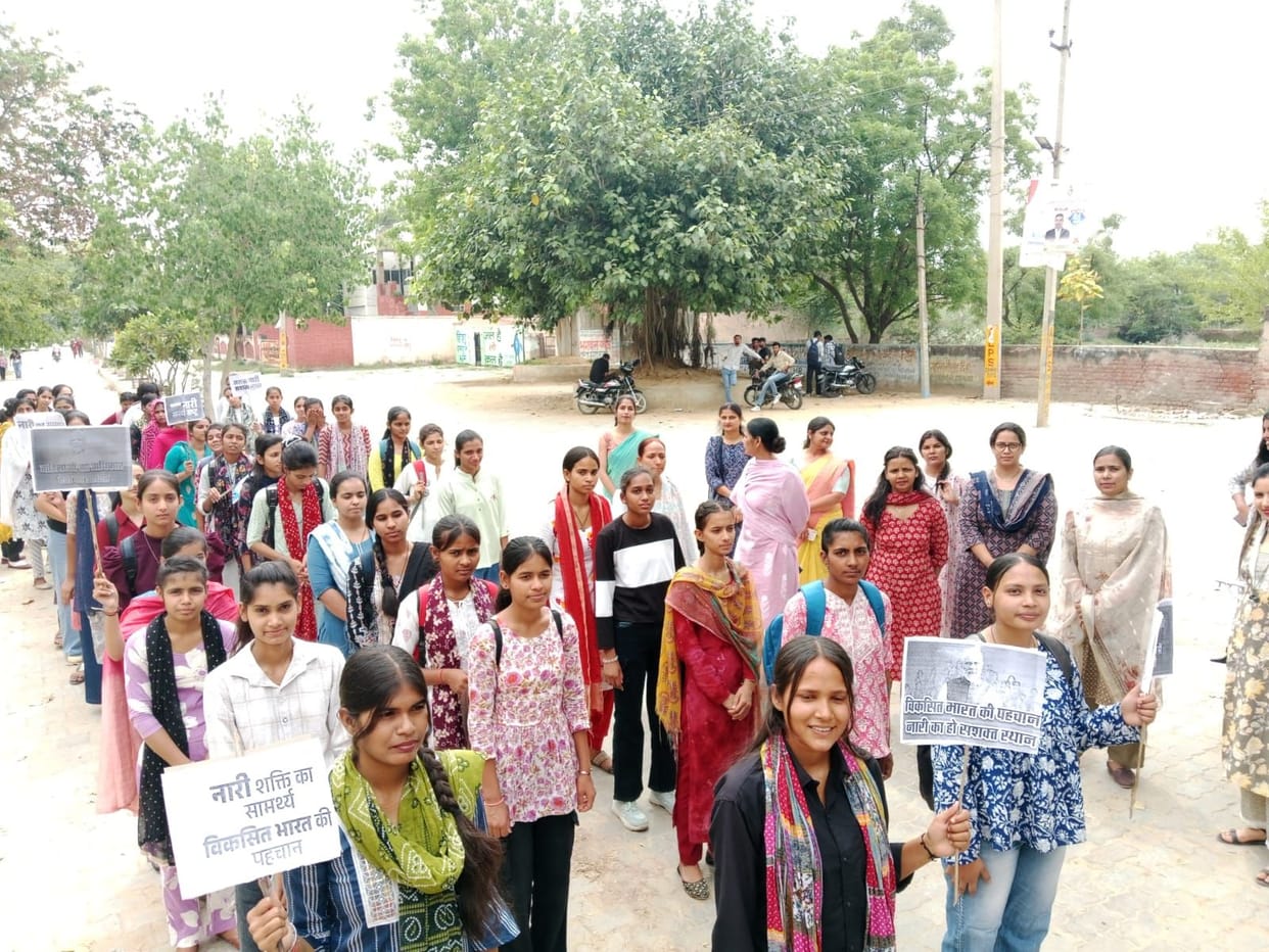 Female students conveyed the message of women's empowerment through slogans.