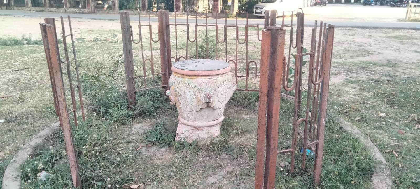 फोटो17एचएएमपी 36- कलक्ट्रेट स्थित धूप घड़ी का प्वाइंट। संवाद