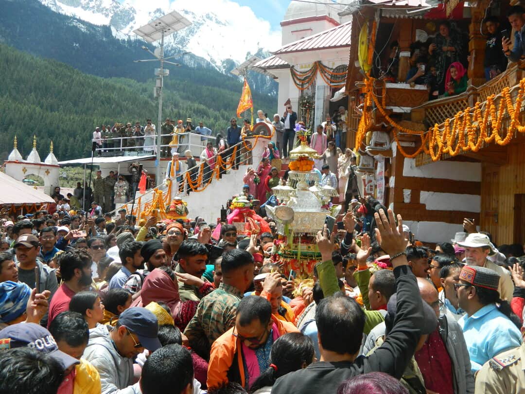 गंगा के शीकालीन प्रवास मुखबा गांव से गंगोत्री धाम के लिए रवाना हुई मां गंगा की उत्सव डोली। संवा