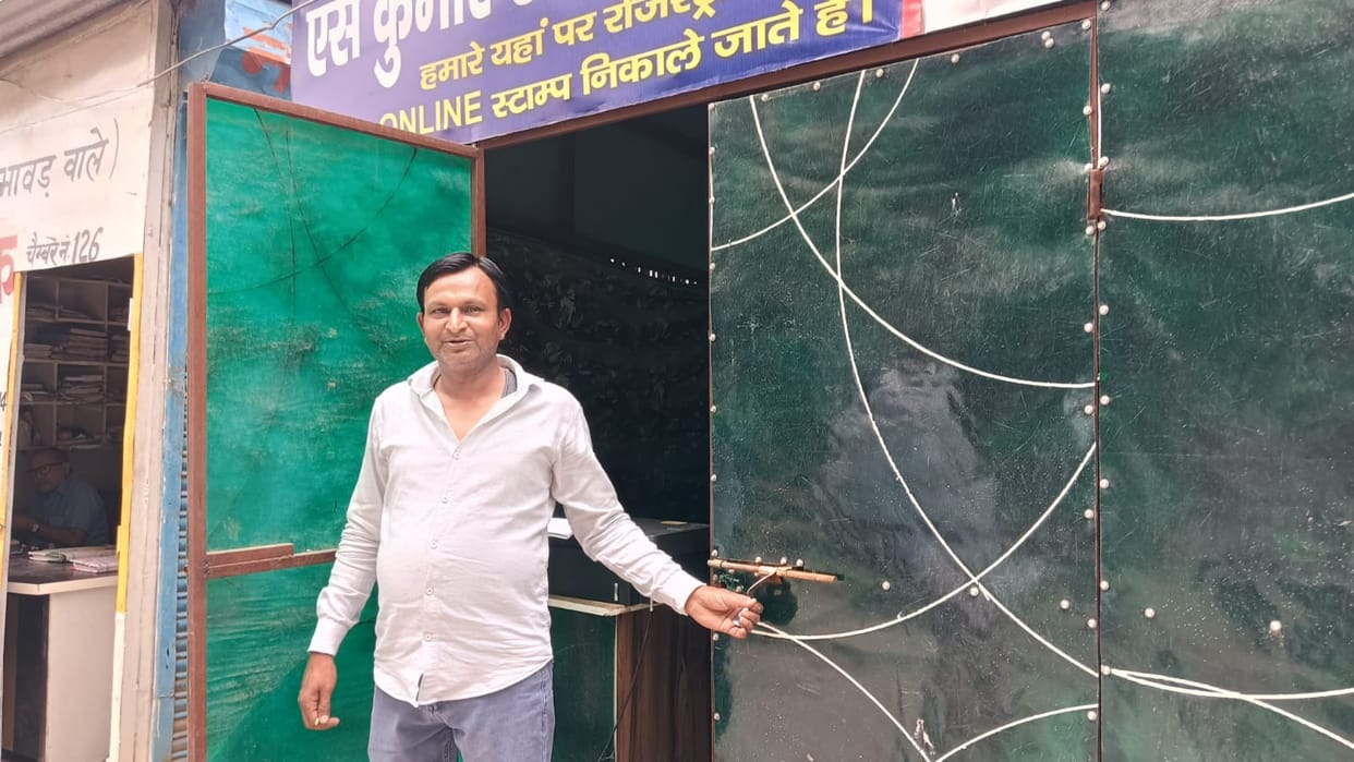 The locks of three kiosks were broken in the Mini Secretariat.