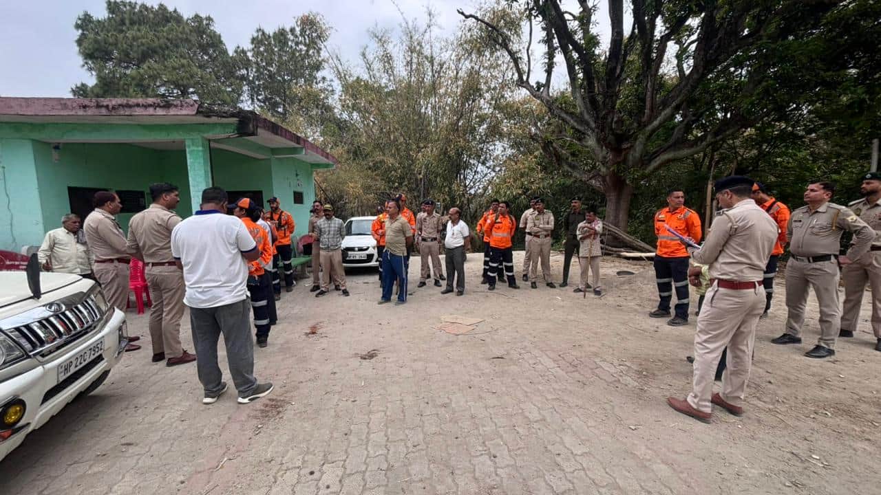 ग्राम पंचायत कड़साई के गांव कलवाड़ा पहुंची एसडीआरएफ व पुलिस की टीम। संवाद