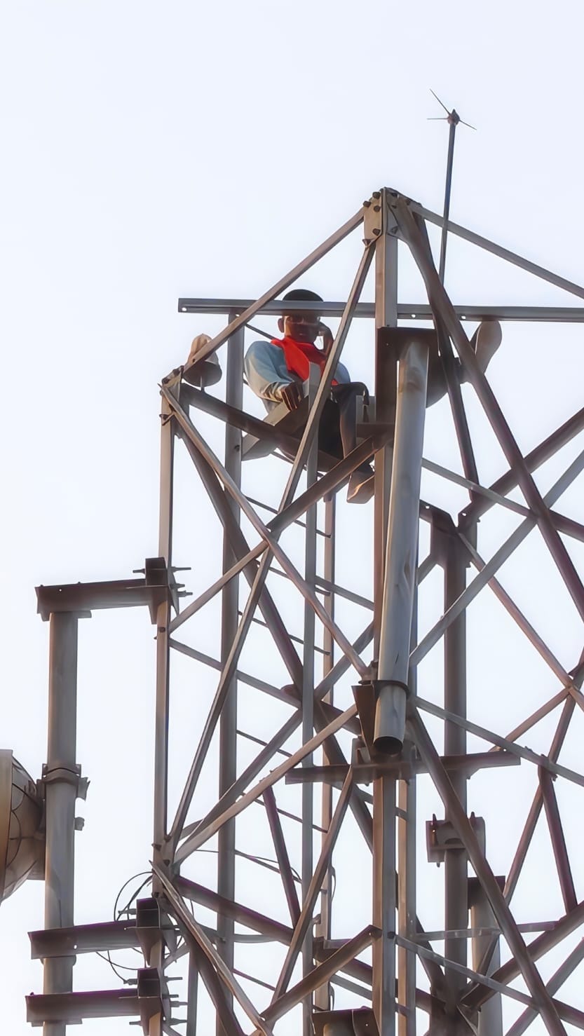 Enraged by his girlfriend not answering his calls, a lover climbed a mobile tower