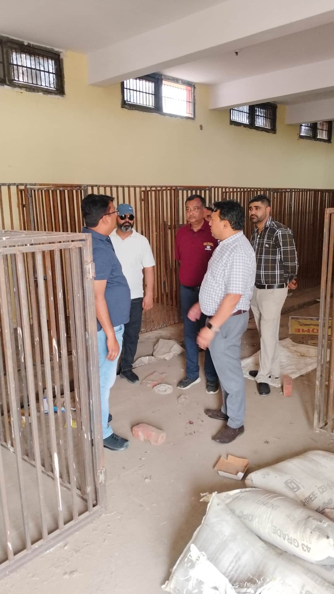 घरौंडा डॉग सेल्टर हाउस का  निरीक्षण करते नगरपालिका चेयरमैन हैप्पी लक गुप्ता और अन्य। स्वयं
