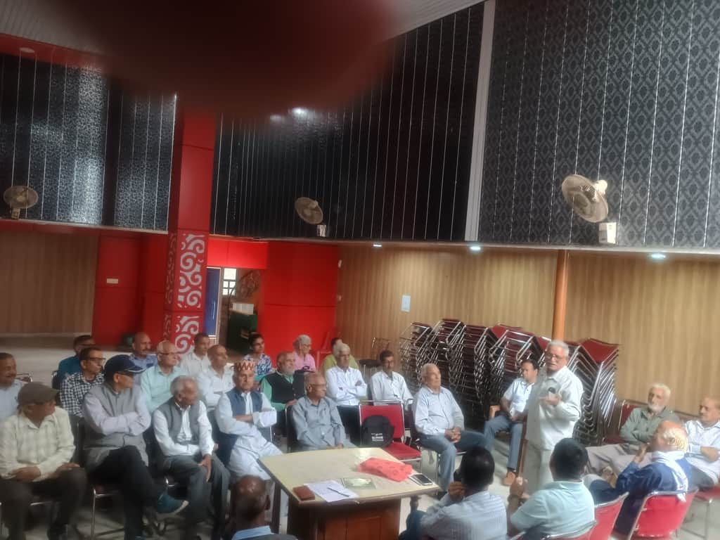 हिम आंचल पेंशनर्स संघ की खंड इकाई बिझड़ी की बैठक में संबोधित करते हुए वक्ता। स्रोत इकाई