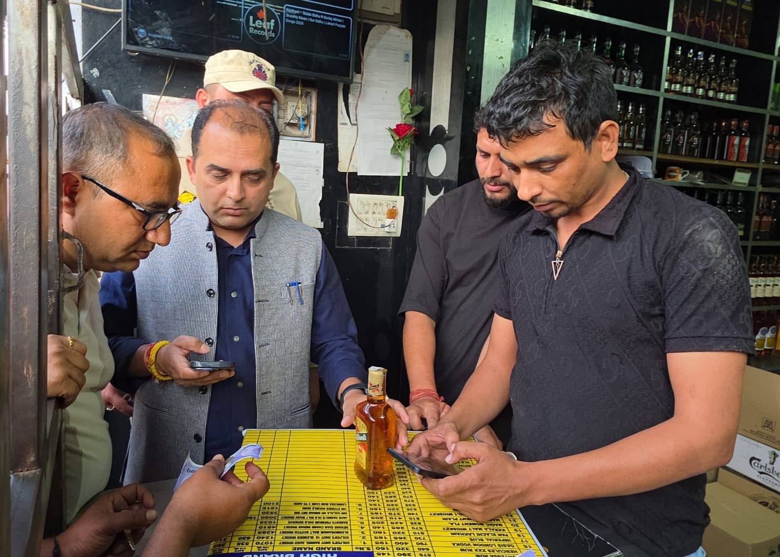 हीरानगर मोड़ पर शराब की दुकान पर जांच करने पहुंचे एसडीएम