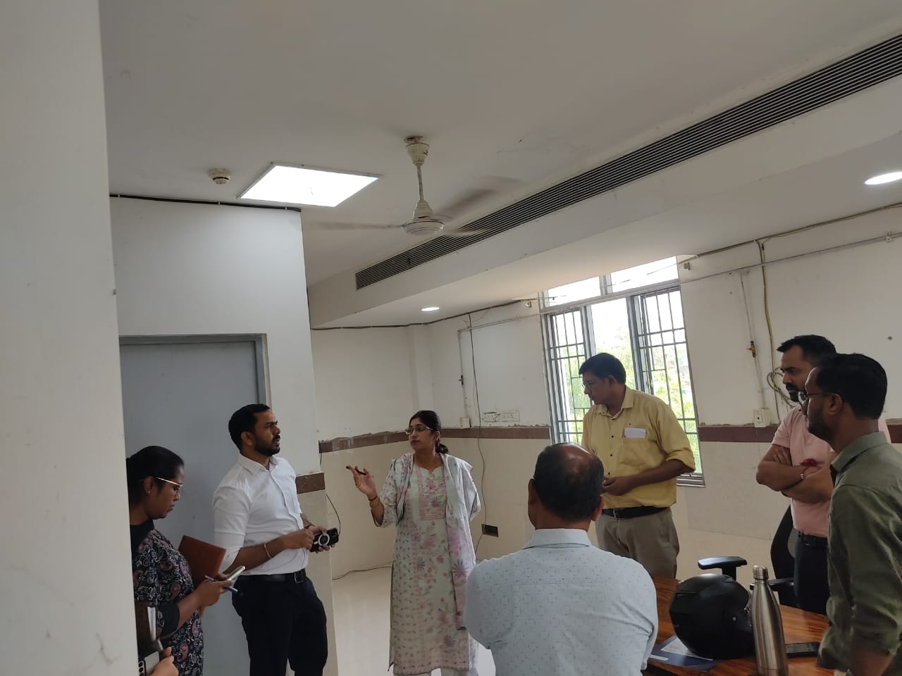 जांच करते सीएमएचओ अधिकारी