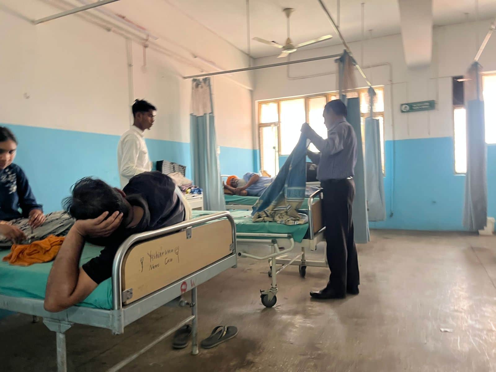 जिला नागरिक अस्पताल के वार्ड में शुक्रवार को बिछी हरे रंग की चादर। अमर उजाला