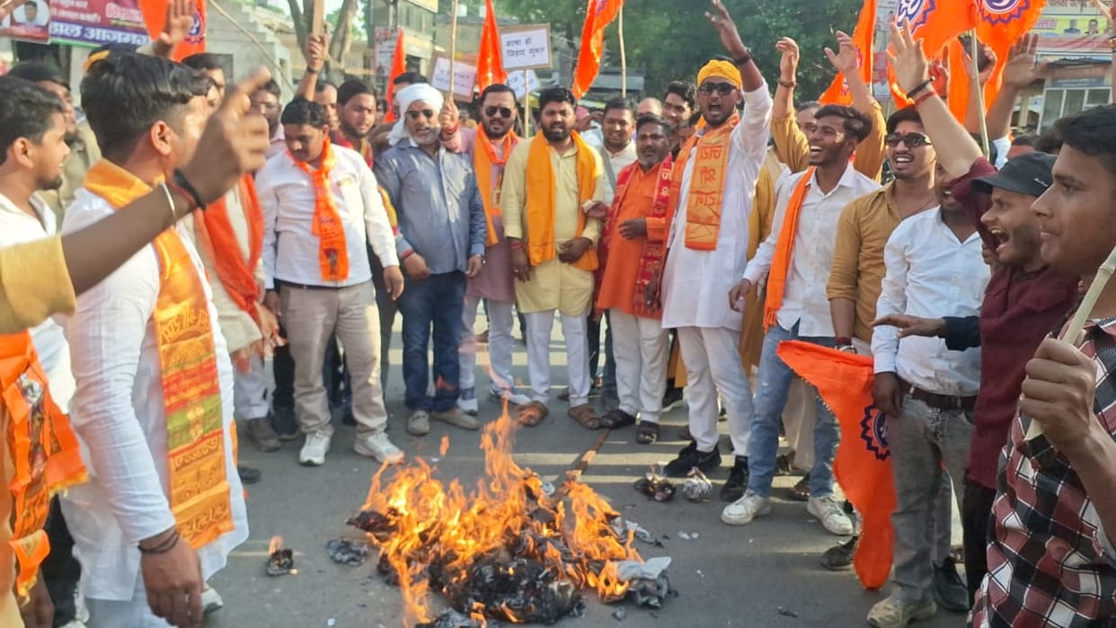 VHP and Bajrang Dal burnt effigies of Jihadis at the Collectorate.