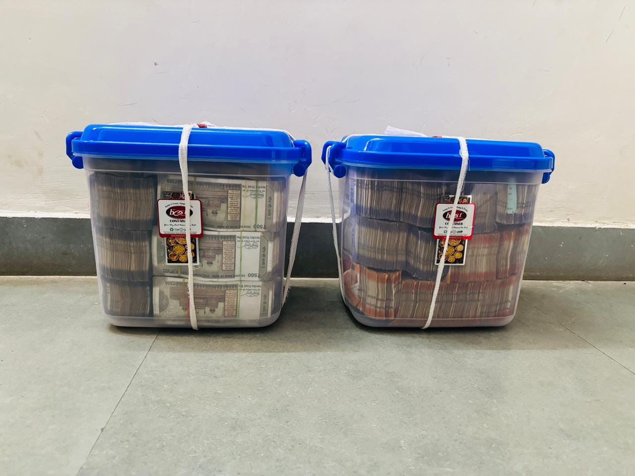 कार से पुलिस ने बरामद की लाखों रुपये की नकदी
