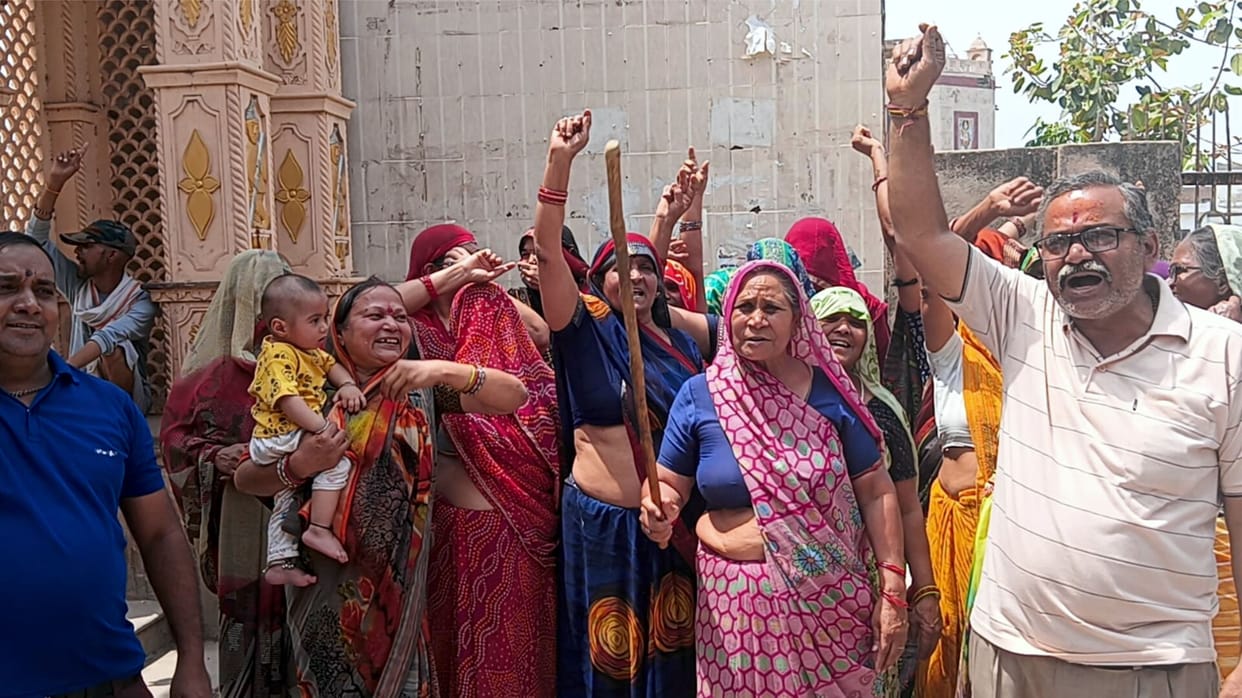Women Turn Away Team Sent to Install Smart Meters