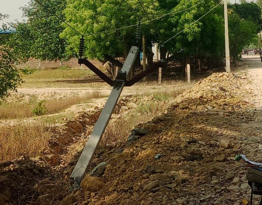The pole was broken due to the collision of an uncontrolled Scorpio