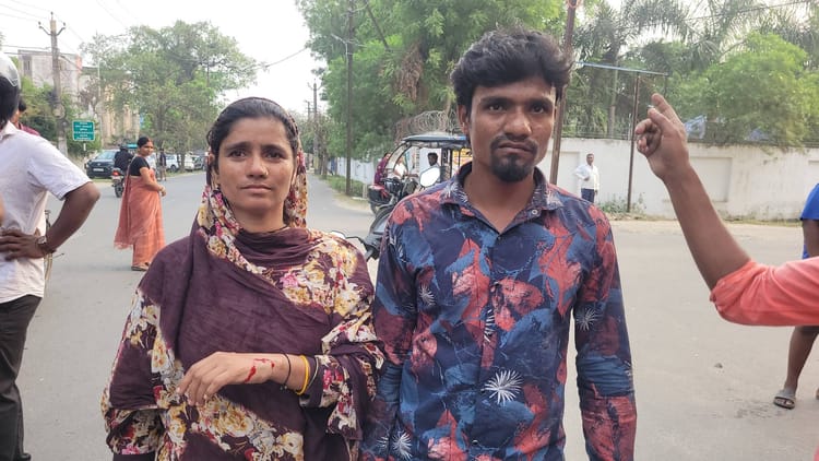 Bihar: पूर्णिया में पुलिस की बर्बरता; जुर्माना न भर पाने पर महिला को बेरहमी से पीटा, वीडियो वायरल