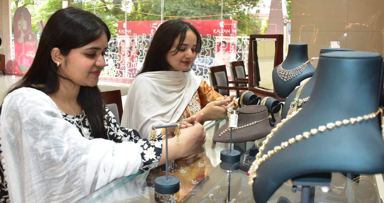 Akshaya Tritiya: Bullion market buzzes with people shopping for auspicious gifts