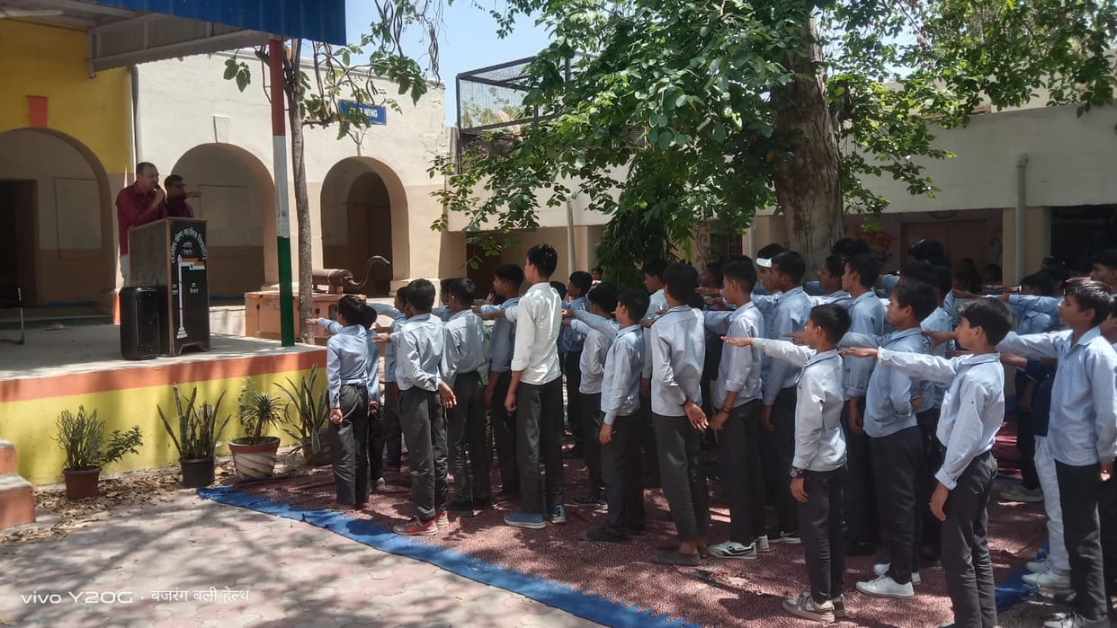 Students took a pledge not to consume intoxicants.