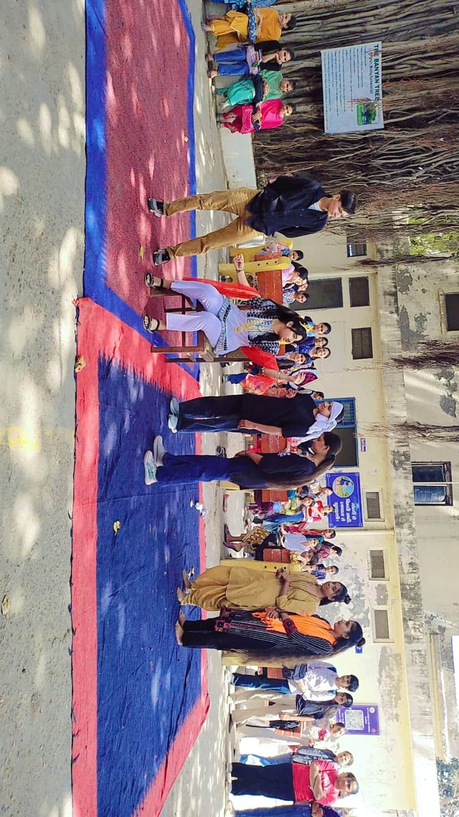  नाटक अंधेर नगरी का सफल मंचन करती छात्राएं। संस्थान