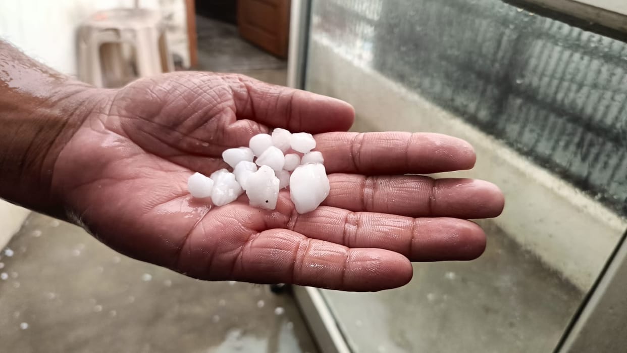 Hailstones measuring 8 mm thick fell in 7 minutes in about 12 villages, including the city, causing damage to crops