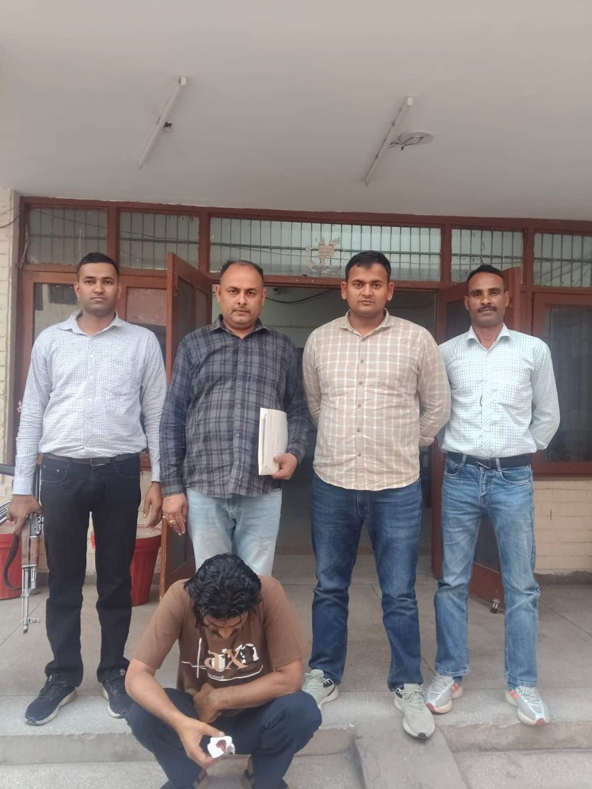 पुलिस की गिरफ्त में सोना चोरी का आरोपी। पुलिस