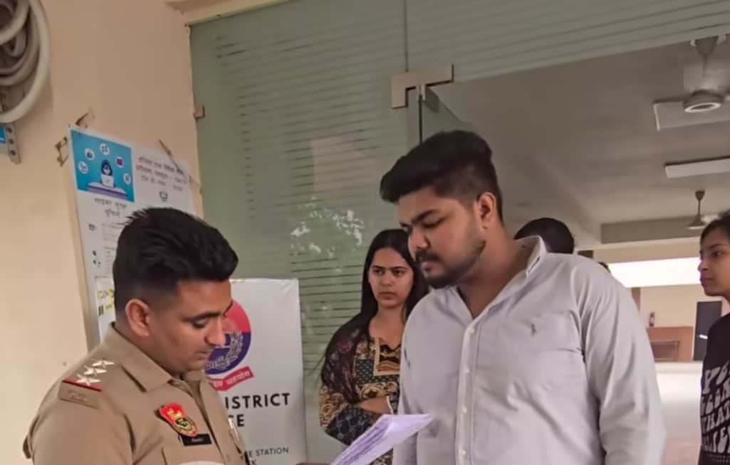 पुलिस को शिकायत देते विद्यार्थी स्वयं