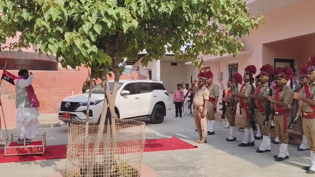 Assam Governor visits Paramahamsa Ashram, seeks blessings from Swami Adgadanand Maharaj