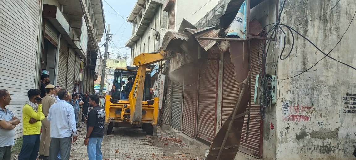 The Nagar Palika team removed encroachment from the old LIC street