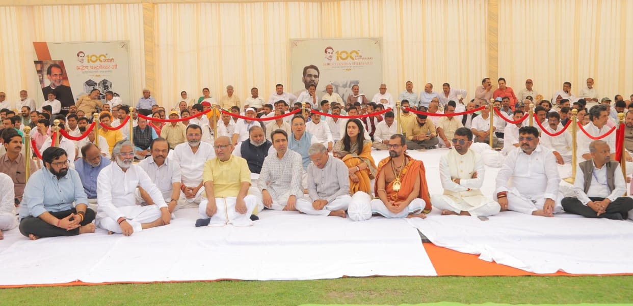 Vice President pays tribute at Chandrashekhar's memorial in New Delhi