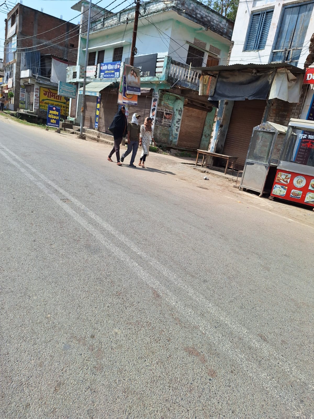 The road slowed down in the scorching heat of 42 degrees.