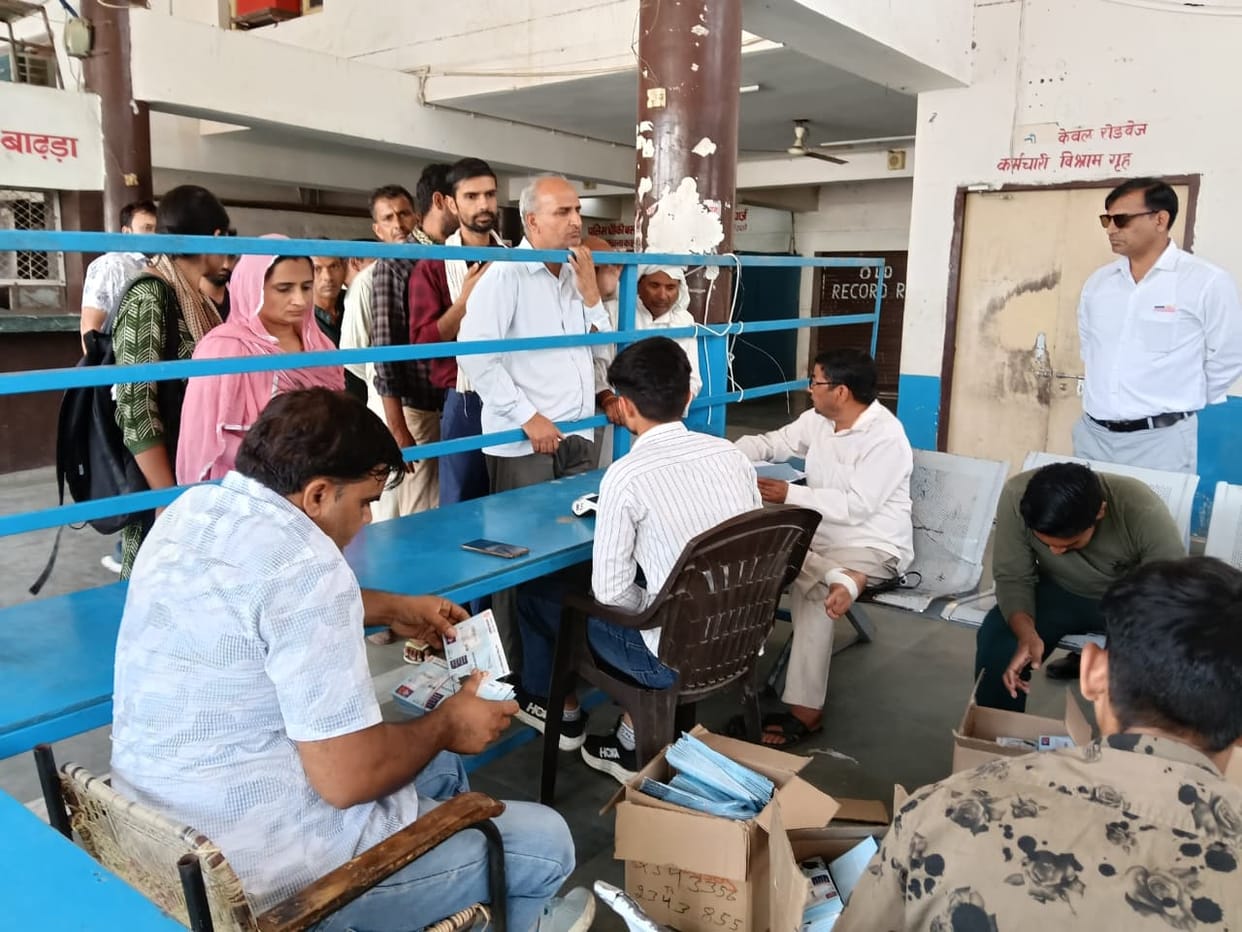 Happy cards will be distributed in five phases, Roadways sent messages to the phones of five thousand beneficiaries of the first phase.