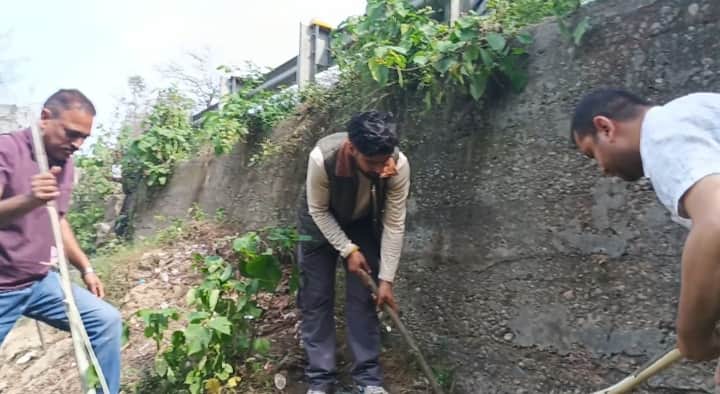 रैल पुल के पास सफाई करते लोग व अन्य। स्रोत : जागरूक पाठक