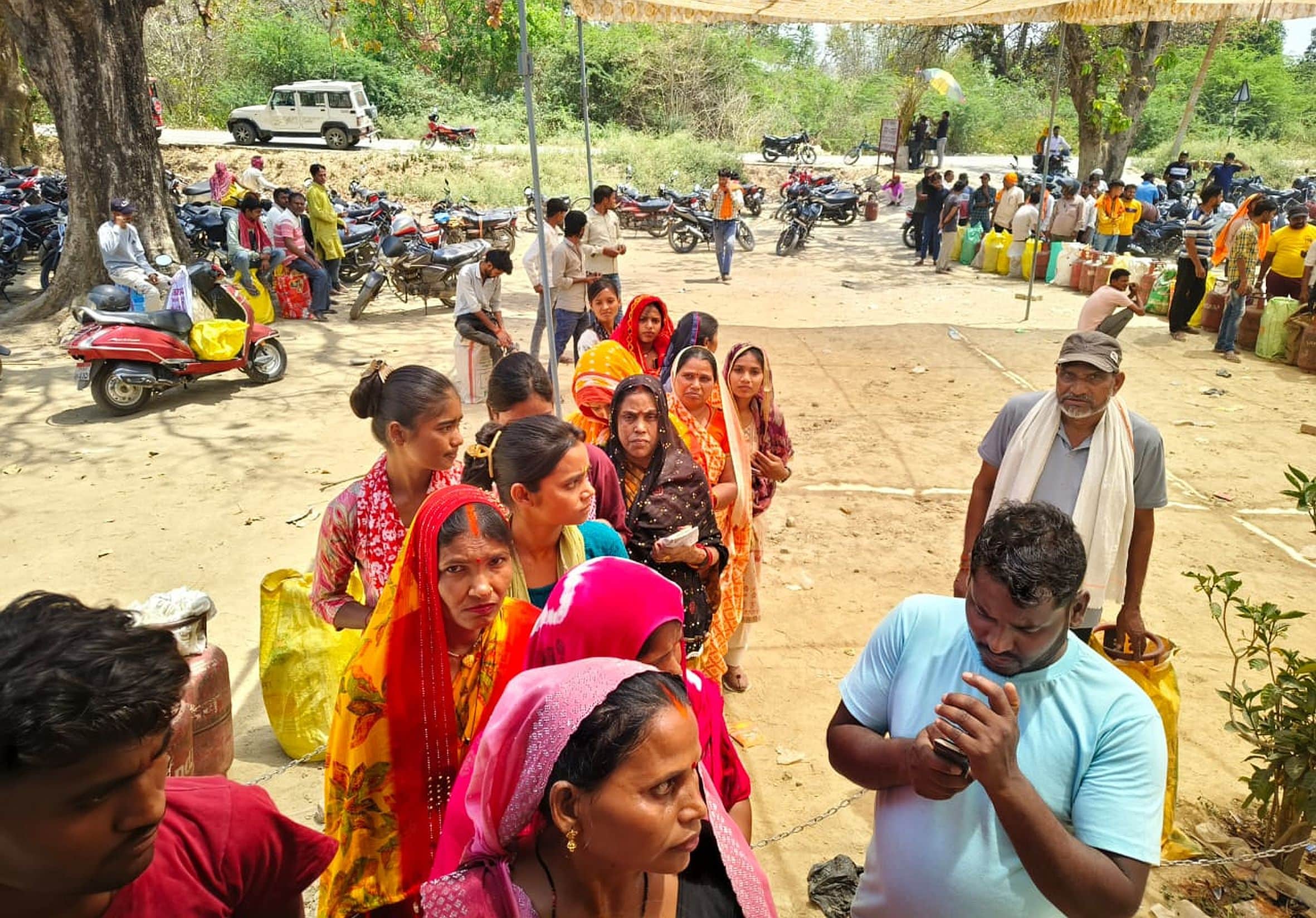 संग्रामपुर में सिलिंडर लेने के लिए मौजूद उपभोक्ता