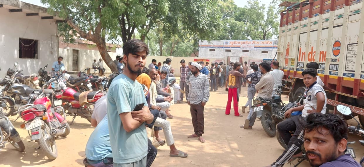 Cylinders were being distributed at night in Sahpau; distribution halted.