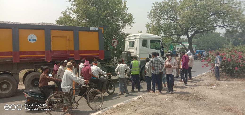 Bike collides with trailer, young man dies, two people in critical condition