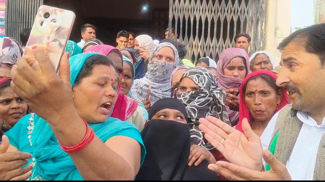 Women protested against smart meters at the electricity office.