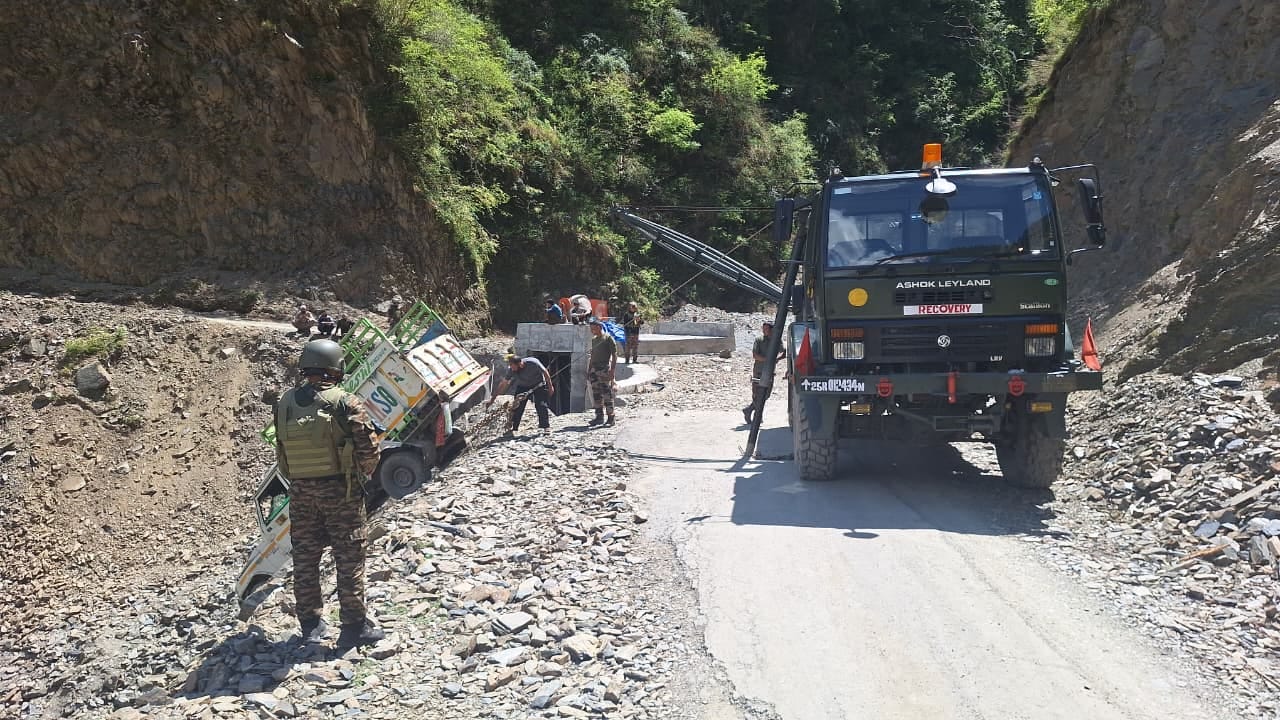 सेना ने दुर्घटनाग्रस्त वाहन को निकालने में की मदद