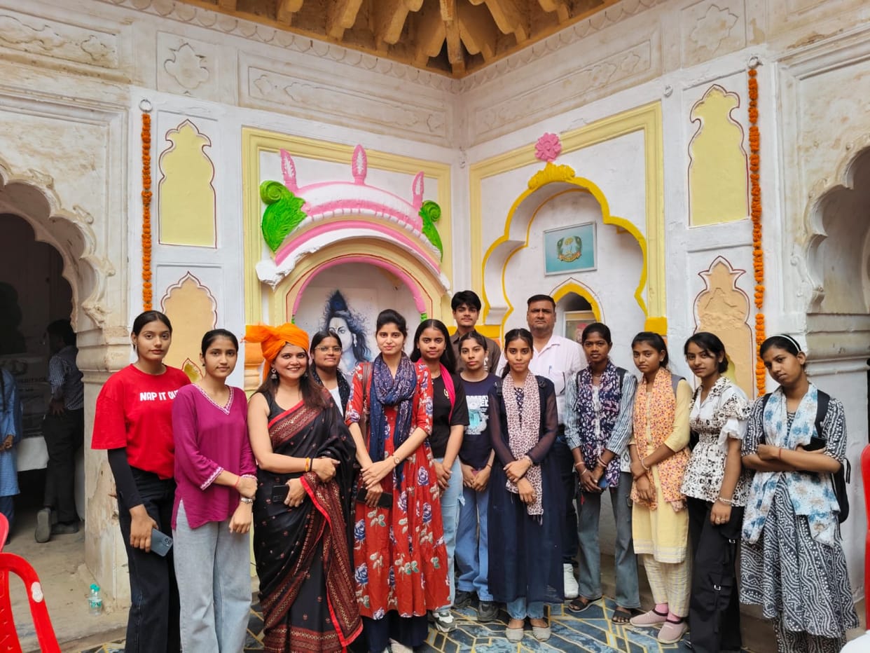 Students went on an educational tour of Rao Tej Singh's Haveli.