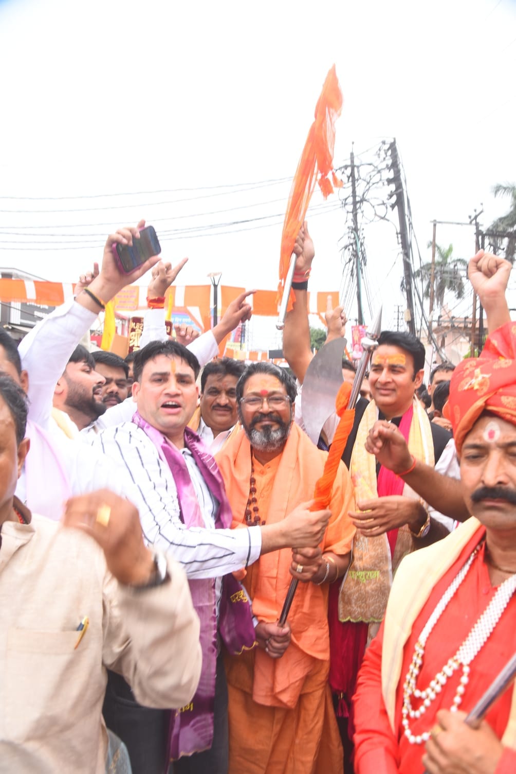 Parshuram came out riding on a chariot, flowers showered in the city
