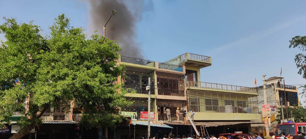 Fire Caused by Short Circuit; Lives Saved by Climbing onto Neighbors' Roofs
