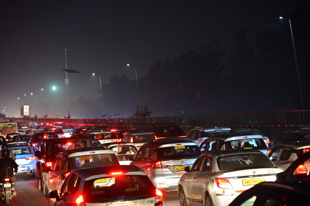 No Police, No Signals Wheels Come to a Standstill on the Road