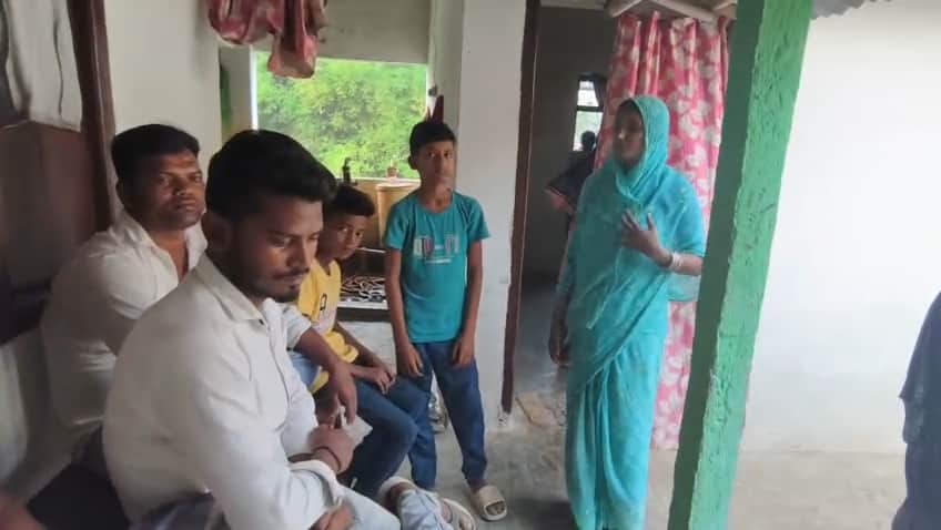 आरोपी के घर में मौजूद लोग