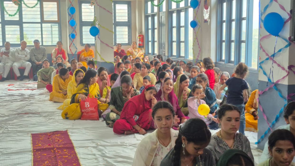 Rath Yatra reached Darlaghat with the messages of Satya Sai Baba, devotees welcomed it.Rath Yatra reached Darlaghat with the messages of Satya Sai Baba, devotees welcomed it.