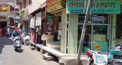 Udaipur News: Woman's Alleged Deception at Jewelry Shop Swaps Real Chain for Fake One, Flees on Scooter