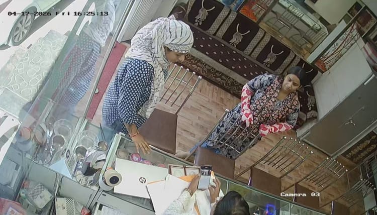 Udaipur News: ज्वेलरी शॉप पर महिला की कथित चालाकी, असली चेन बदलकर नकली रखी; स्कूटर से फरार; घटना CCTV में कैद
