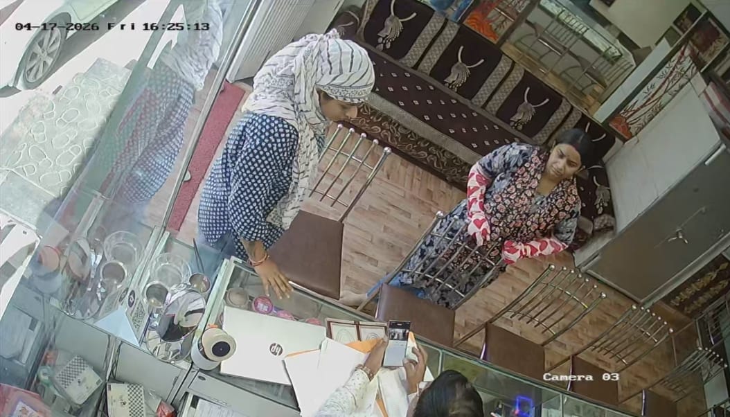 असली चेन लेकर नकली रखी, स्कूटर से फरार हुई आरोपी महिला