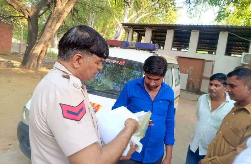 06 : पीजीआई के डेड हाउस में शव देने से पहले परिजनों के हस्ताक्षर कराती पुलिस। अमर उजाला