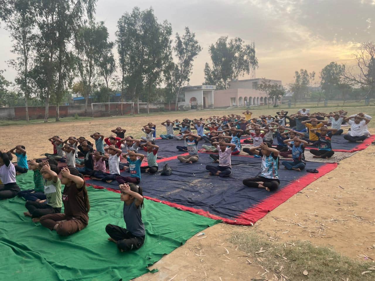 11 रोहतक के रिटौली राजकीय वरिष्ठ माध्यमिक विद्यालय में एक दिवसीय योग शिविर में भाग लेते ग्रामीण