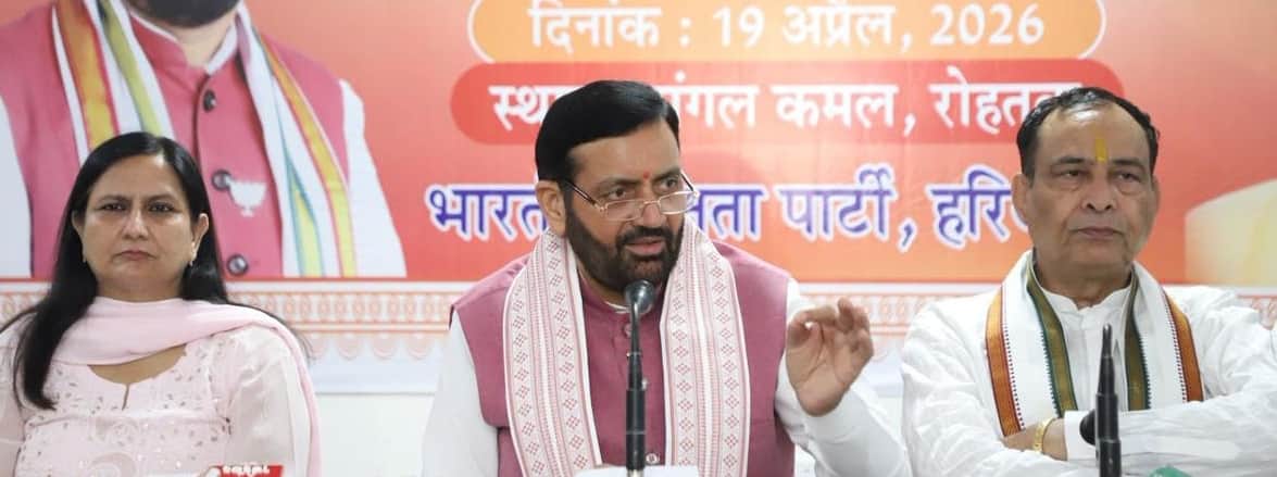 12 मुख्यमंत्री नायब सैनी पार्टी कार्यालय मंगल-कमल में रविवार को मीडिया से बातचीत करते हुए। साथ 