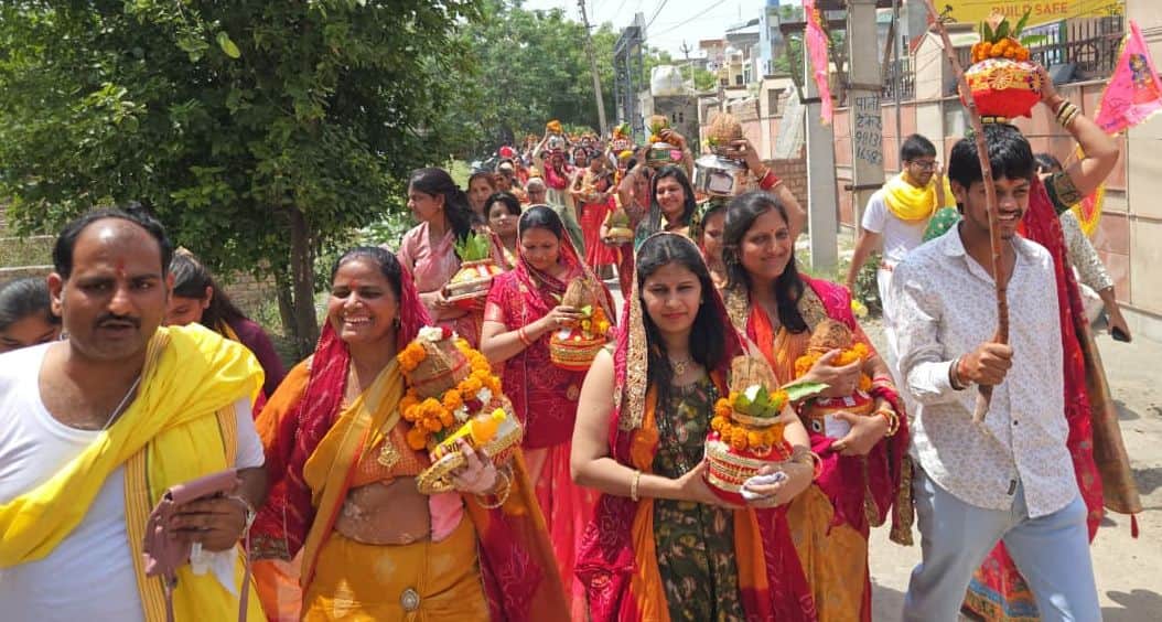 20 देवी विहार शिव मंदिर से निकली कलश यात्रा में शामिल श्रद्धालु। स्रोत: श्रद्धालु