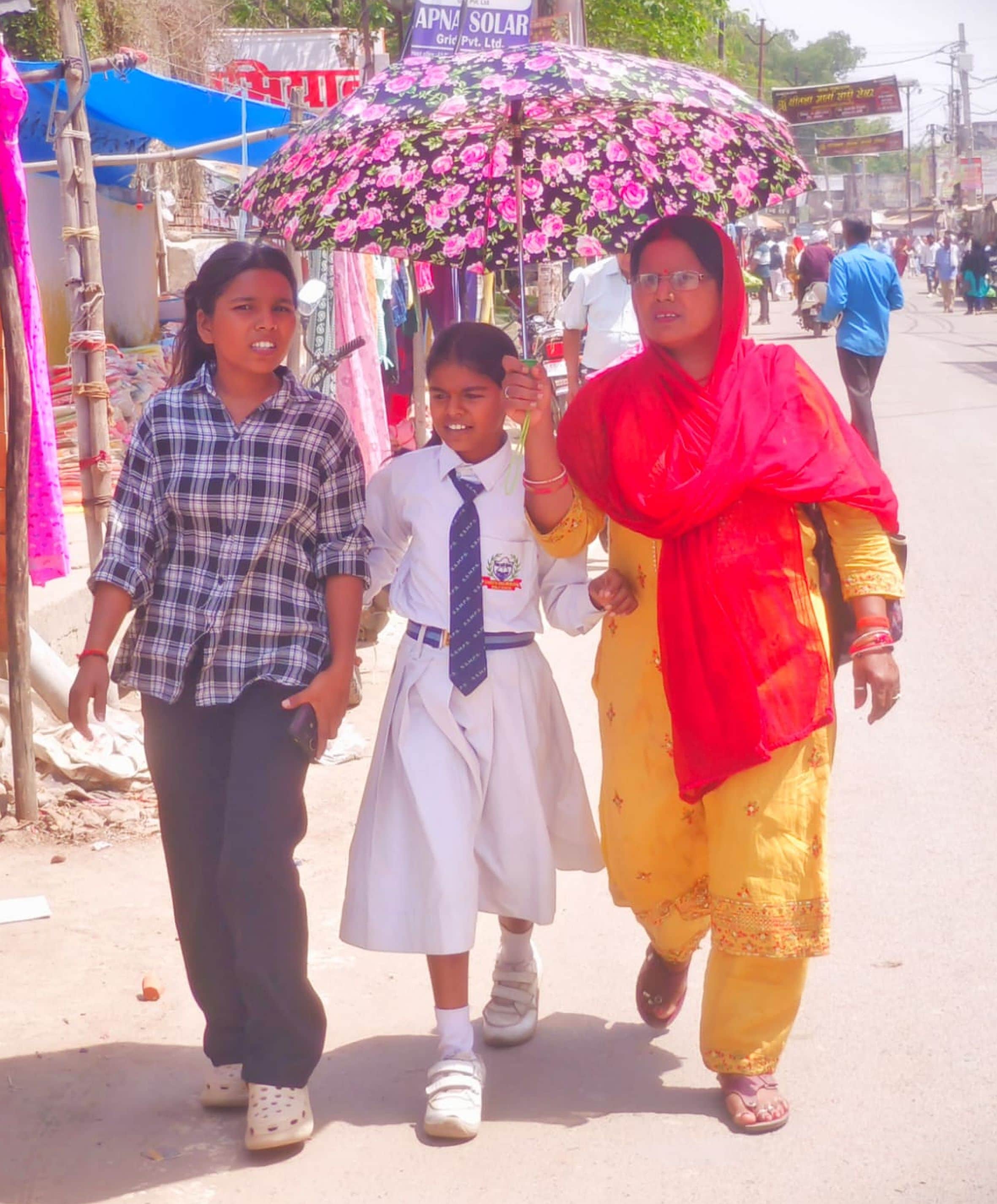  अमेठी में धूप से बचाव के लिए छाता लगाकर जाते लोग। -संवाद