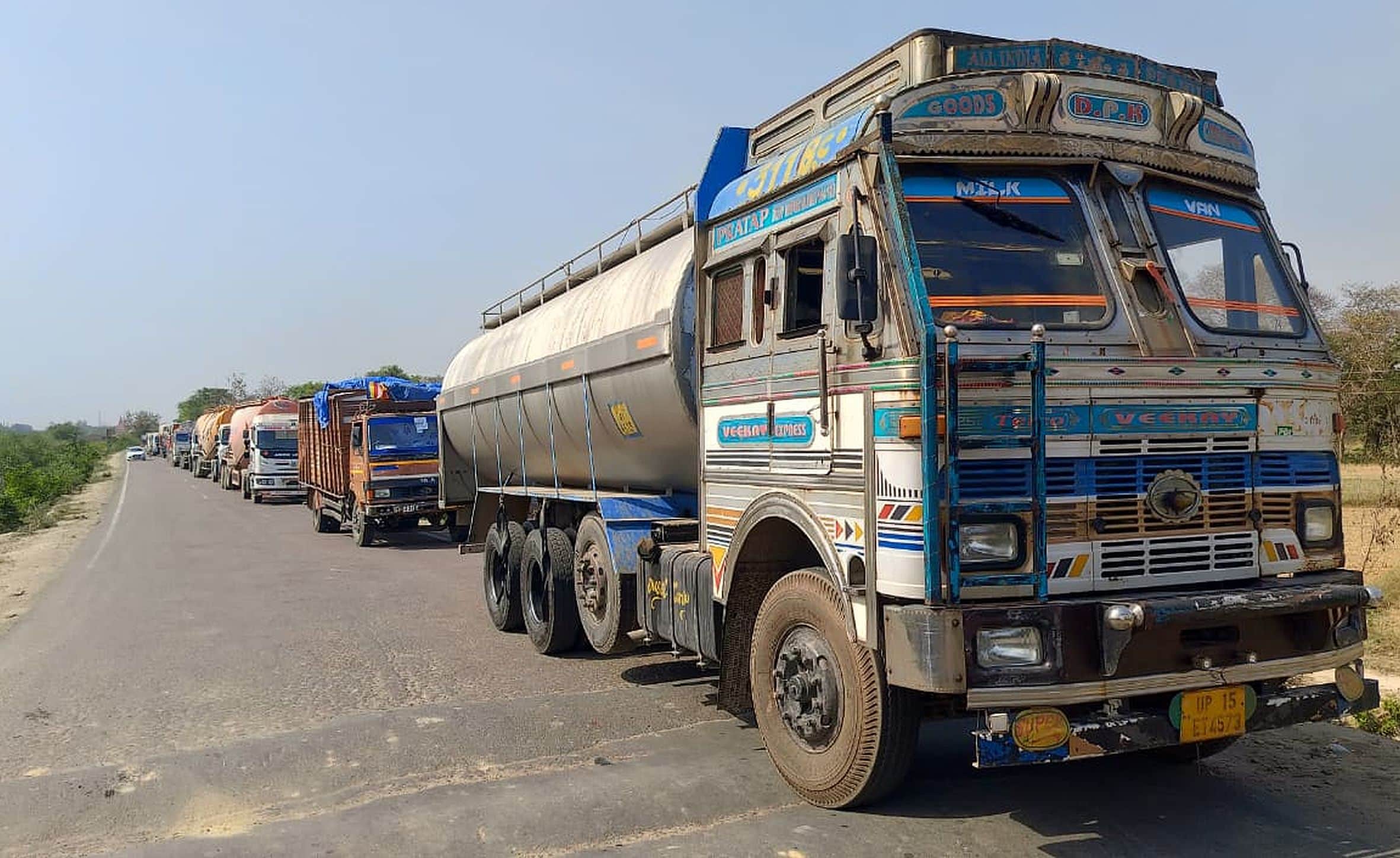 अमेठी-ठेगहा मार्ग स्थित रेलवे क्रॉसिंग पर लगा जाम। -संवाद