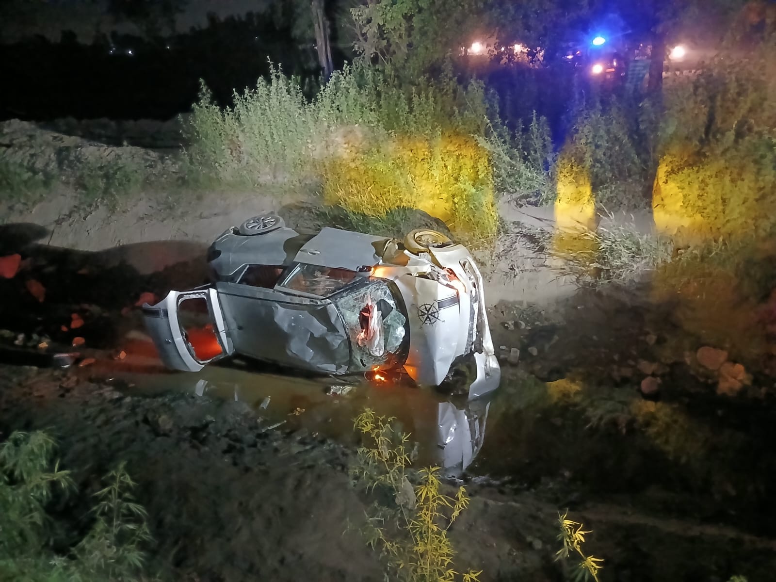 Car went out of control and fell into Rajbaha, four youths injured