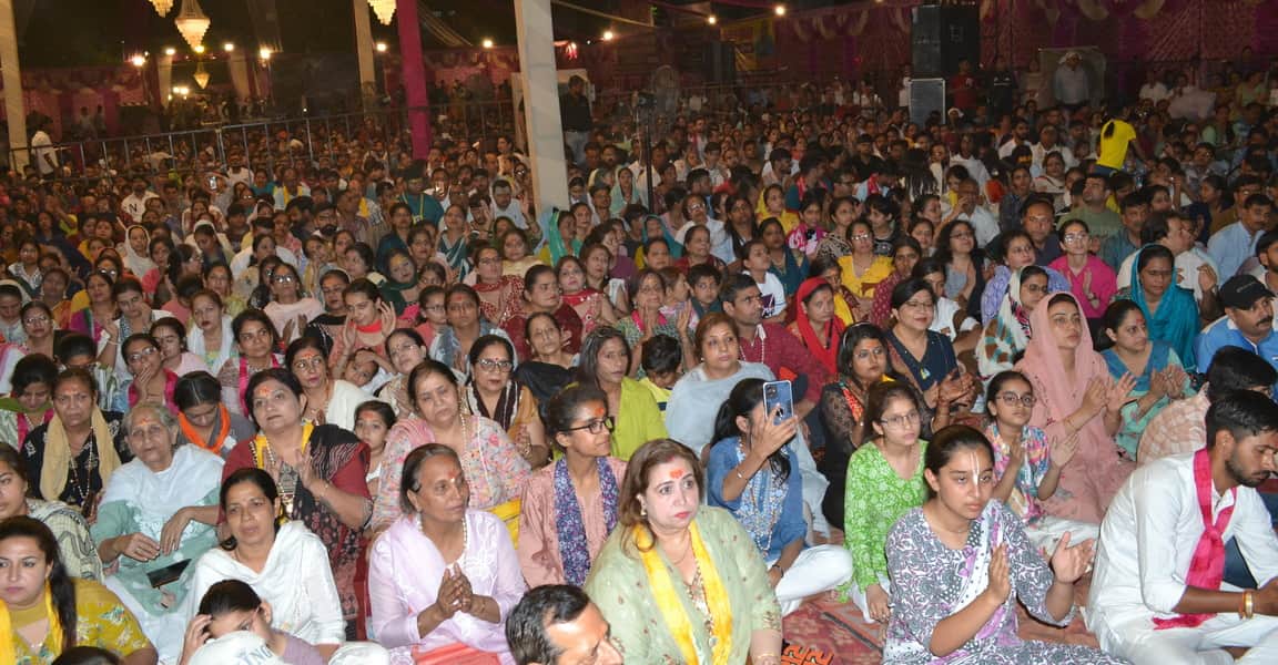 अपना आशियाना आश्रम की ओर से आयोजित भजन संध्या में भजनों का आनंद लेते श्रद्धालु। संवाद